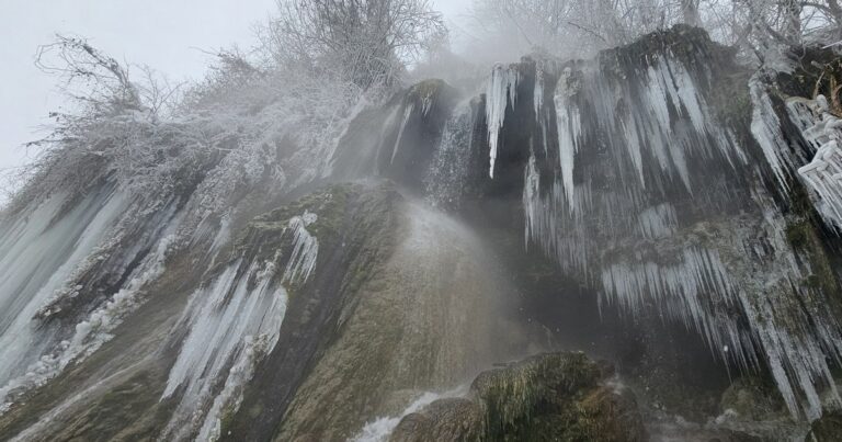 Cascada din România care fumegă în timpul iernii. Fenomenul uimitor întâlnit în zilele geroase