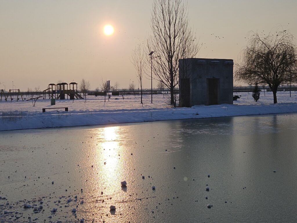 DSU avertizează aupra pericolului de îngheţ pe lacuri: „Nu păşiţi pe gheaţă” / În Craiova, un copil de 5 ani a fost salvat după ce a căzut în lacul din Parcul Romanescu – VIDEO