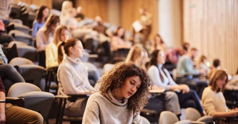 Vouchere pentru locuri bugetate la facultate? Cum este văzută propunerea rectorului Universității din București