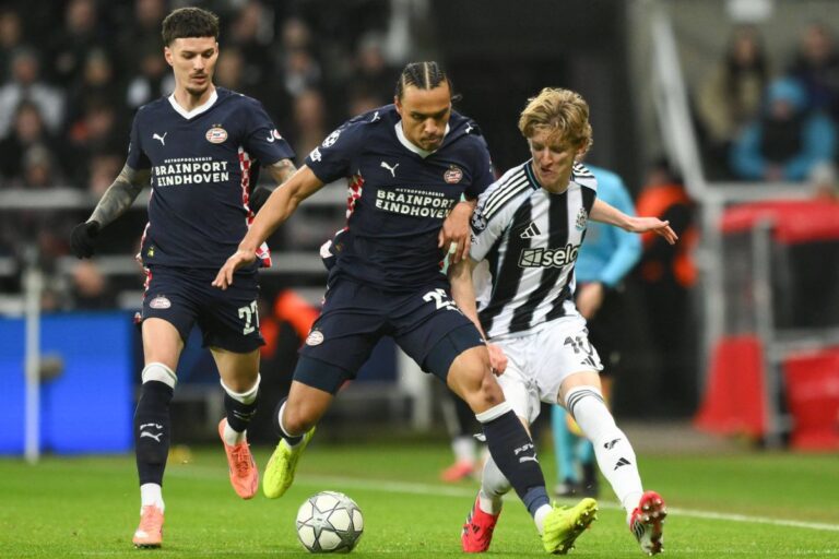 PSV, surclasată de Newcastle! Dennis Man a fost schimbat în minutul 62