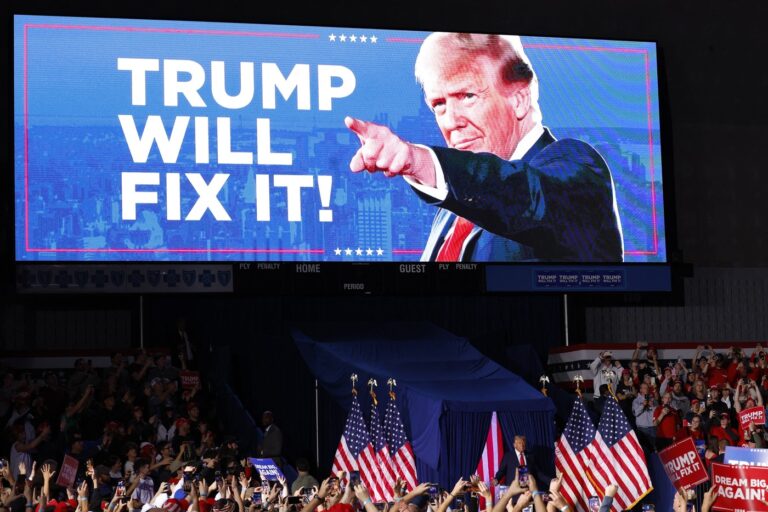 Trump se va deplasa săptămânal prin SUA pentru a face campanie înaintea alegerilor de la jumătatea mandatului