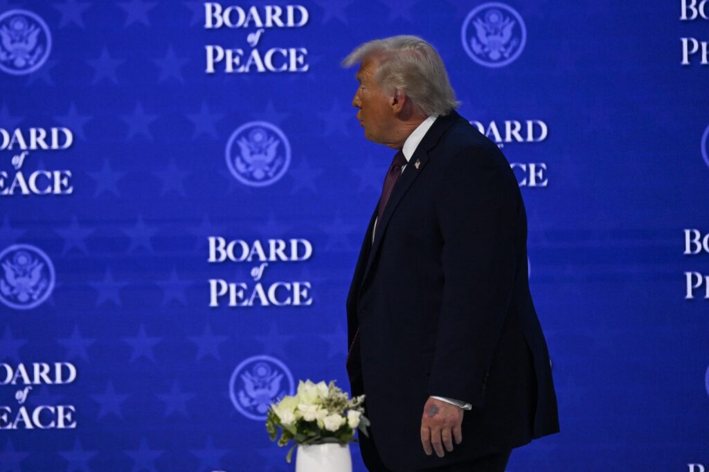 FOTO Donald Trump a apărut din nou, la Davos, cu o vânătaie pe mâna stângă. Explicaţia Casei Albe: S-a lovit de colţul mesei