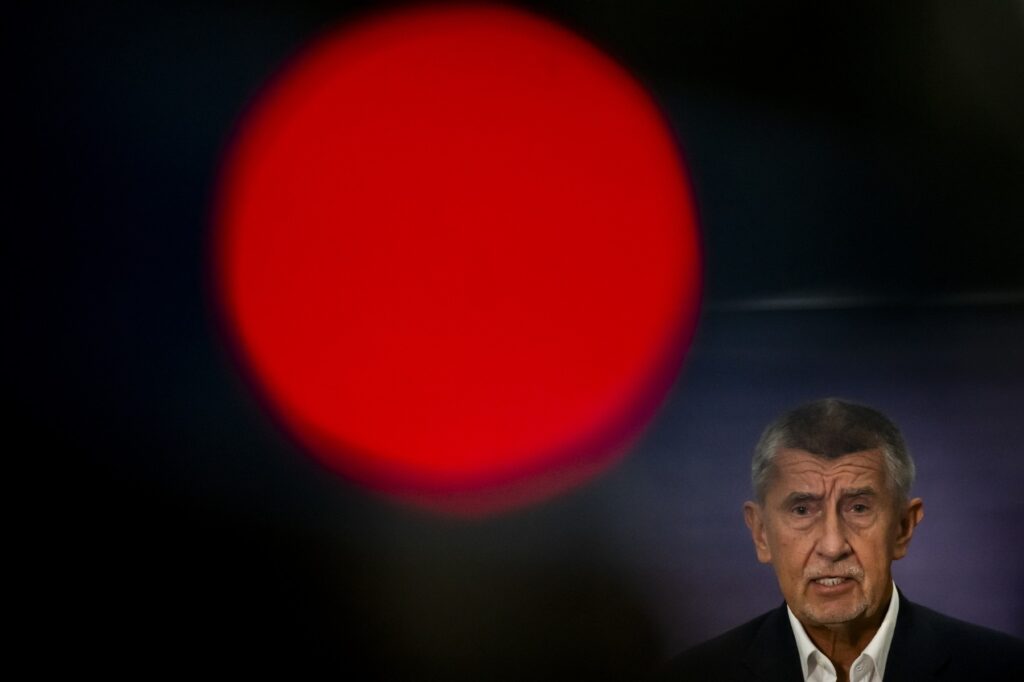 VIDEO Premierul Cehiei, ironizat după ce a cumpărat un glob pământesc scump ca să vadă unde este Groenlanda