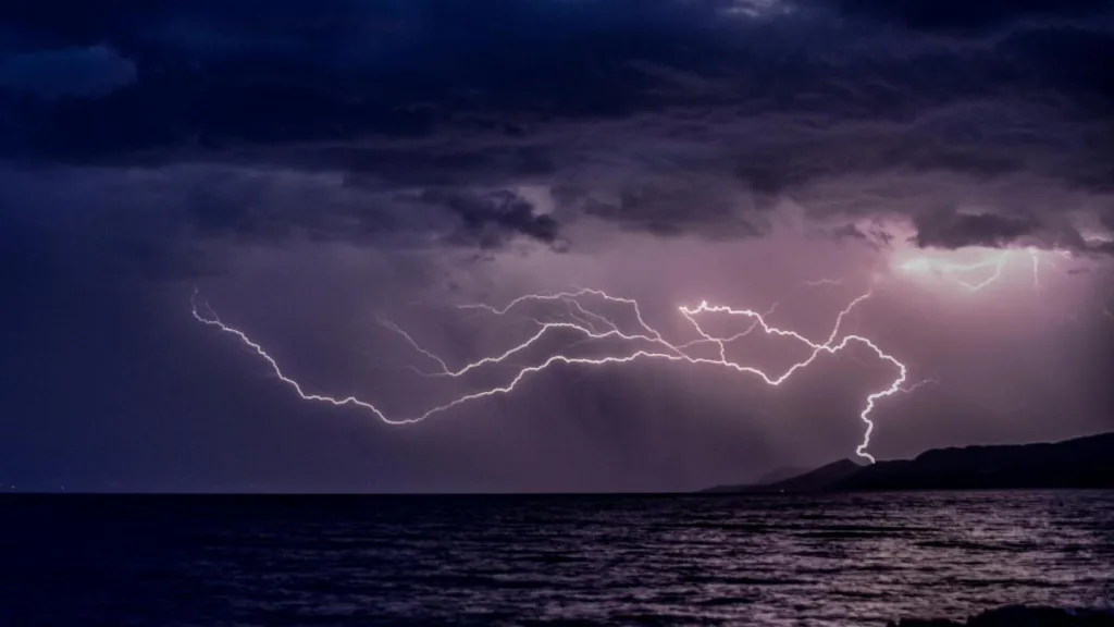 Traversare dramatică a mării, pe furtună: Două fetițe gemene, de 1 an, au fost pierdute în mare