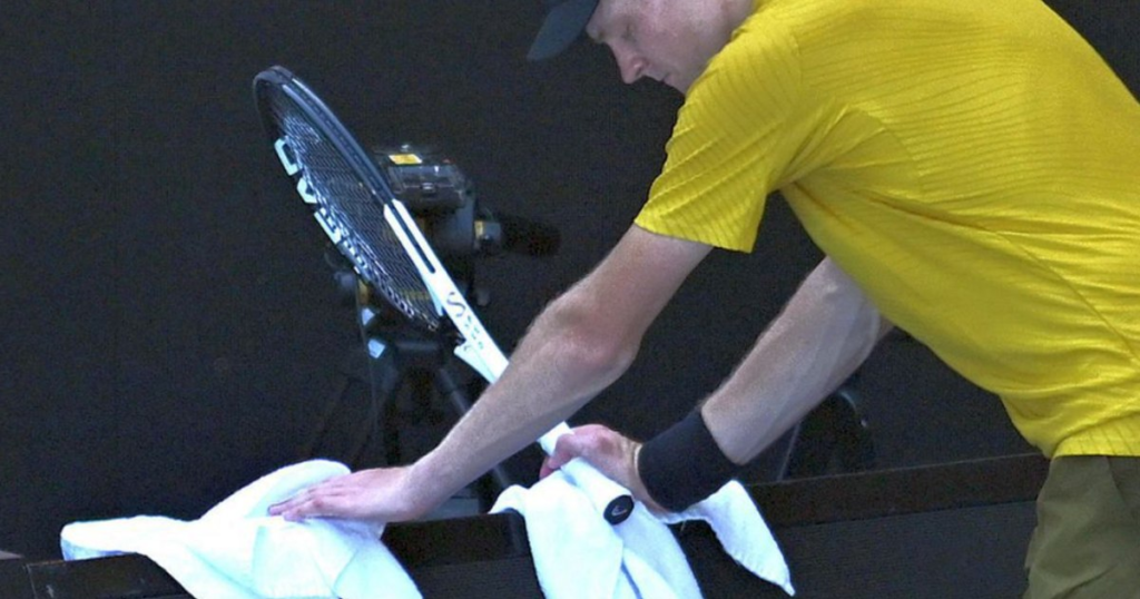 Cât noroc! Organizatorii i-au decis soarta lui Jannik Sinner în turul 3 la AO 2026. Italianul a trecut mai departe, după ce a vomitat în prosop și a vrut să se retragă