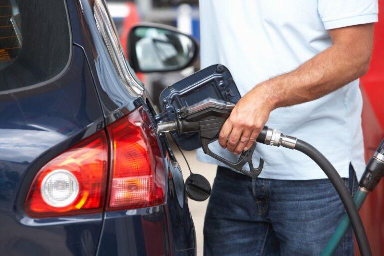 Când susține Bogdan Ivan că va propune „reducerea accizelor la carburanți, energie și gaze” / Ministrul îi sfătuiește pe cetățeni să trimită lunar indexul