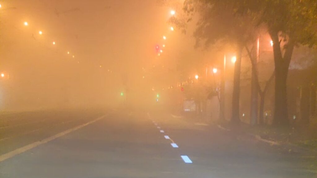 Cod galben de ceață și polei pe drumurile din mai multe județe. Vizibilitatea este și sub 50 de metri