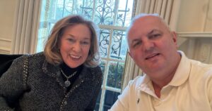 Omul de afaceri român Avram Gal, discuţii cu Bonnie Carroll, fondatoarea celei mai importante organizații de sprijin pentru veterani