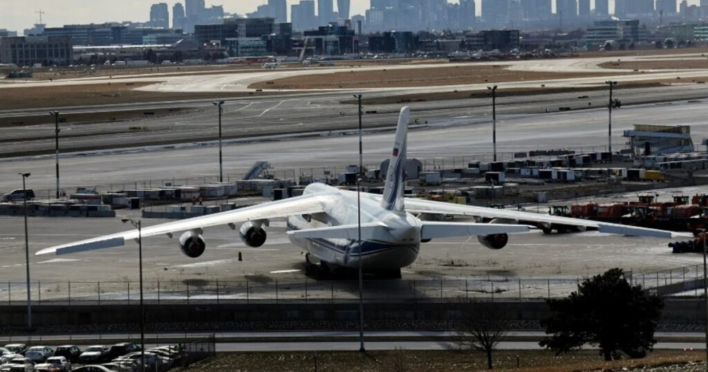 Un Antonov rusesc blocat în Canada: aproape un milion de euro taxe de parcare. Povestea incredibilă a avionului care a stat patru ani pe pistă