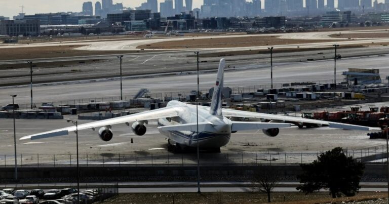 Un Antonov rusesc blocat în Canada: aproape un milion de euro taxe de parcare. Povestea incredibilă a avionului care a stat patru ani pe pistă