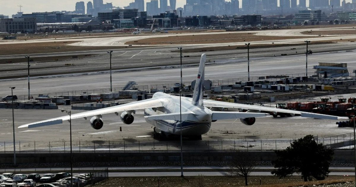 Un Antonov rusesc blocat în Canada: aproape un milion de euro taxe de parcare. Povestea incredibilă a avionului care a stat patru ani pe pistă