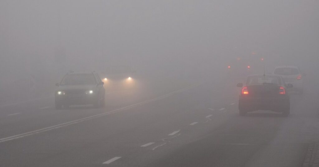 Se circulă în condiţii de ceaţă pe autostrăzile A1, A2 şi A3. La fel se întâmplă în Capitală, dar și pe drumurile din 15 judeţe