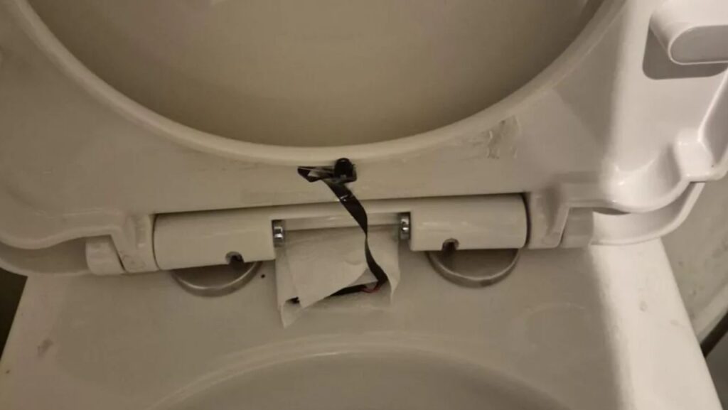 O femeie a descoperit o cameră video ascunsă sub capacul unei toalete, într-un restaurant din UK. Poliția a deschis o anchetă