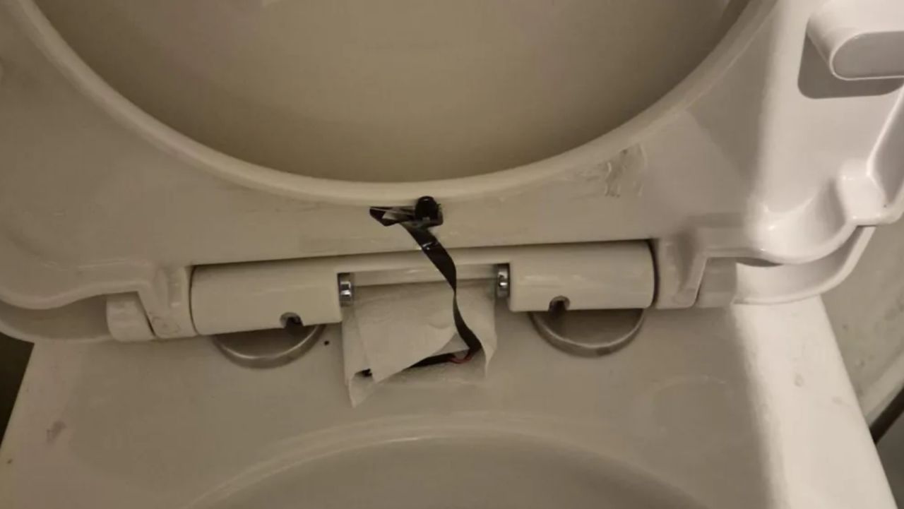 O femeie a descoperit o cameră video ascunsă sub capacul unei toalete, într-un restaurant din UK. Poliția a deschis o anchetă