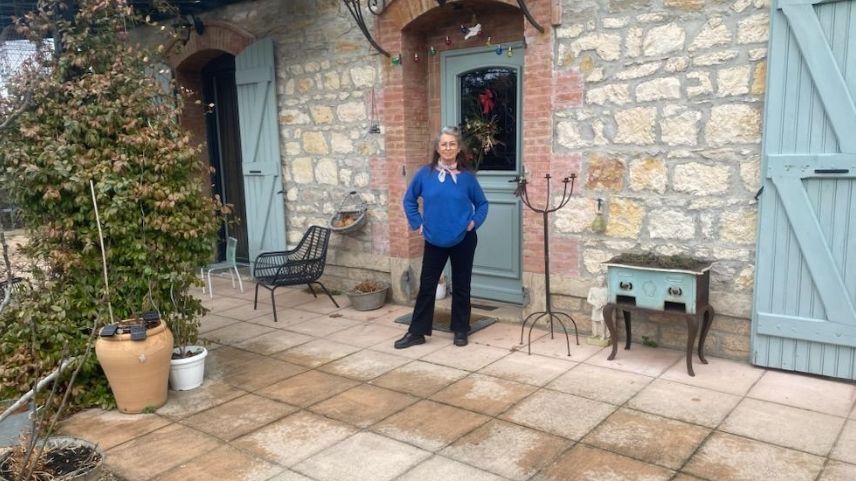 O femeie și-a investit toate economiile într-o casă, după care a aflat că un autobuz îi va traversa grădina, în Franța