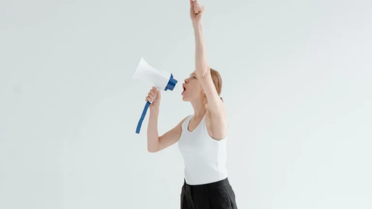 De ce eleganța în comunicare schimbă soarta unei discuții, chiar înainte să apară argumentele? 