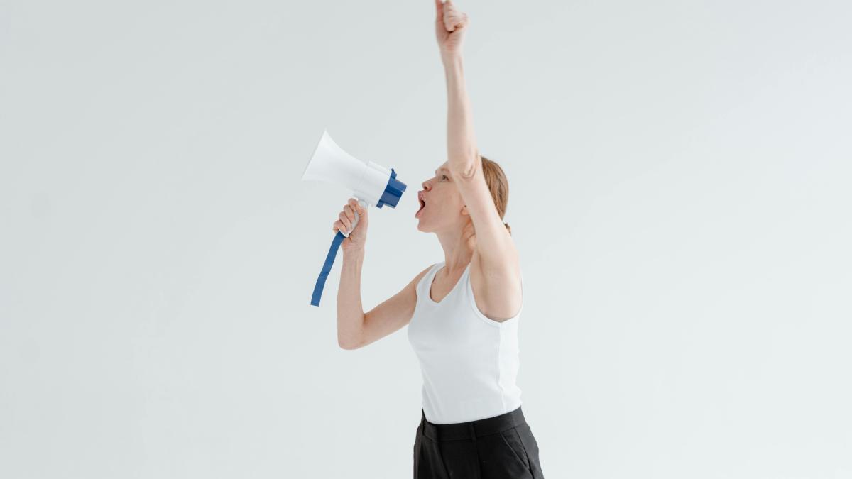 De ce eleganța în comunicare schimbă soarta unei discuții, chiar înainte să apară argumentele? 
