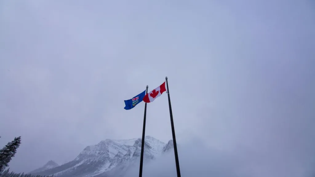 Forfotă în Alberta, pe măsură ce mișcarea separatistă capătă susținere. Ce spune ultimul sondaj despre sprijinul independenței față de Canada