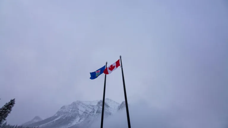 Forfotă în Alberta, pe măsură ce mișcarea separatistă capătă susținere. Ce spune ultimul sondaj despre sprijinul independenței față de Canada