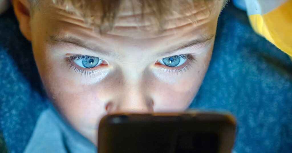 Interzicerea rețelelor sociale pentru copiii sub 15 ani, votată de deputații francezi