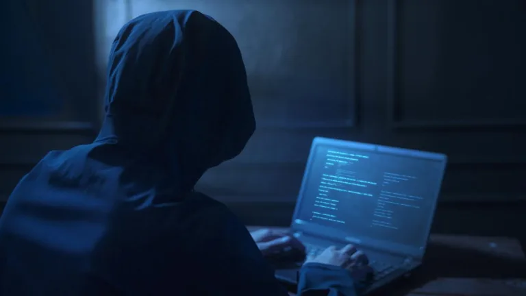De ce manipularea online se răspândește rapid și cum poate fi prevenită. Când statul nu pune limite, algoritmii o fac
