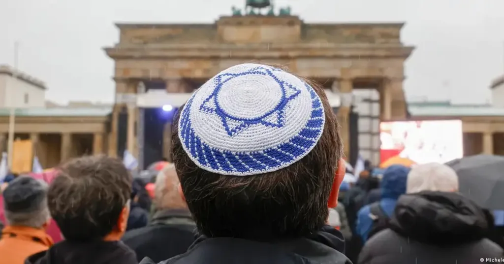 Tinerii evrei și antisemitismul: Să nu ieși în evidență