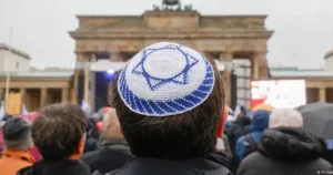 Tinerii evrei și antisemitismul: Să nu ieși în evidență