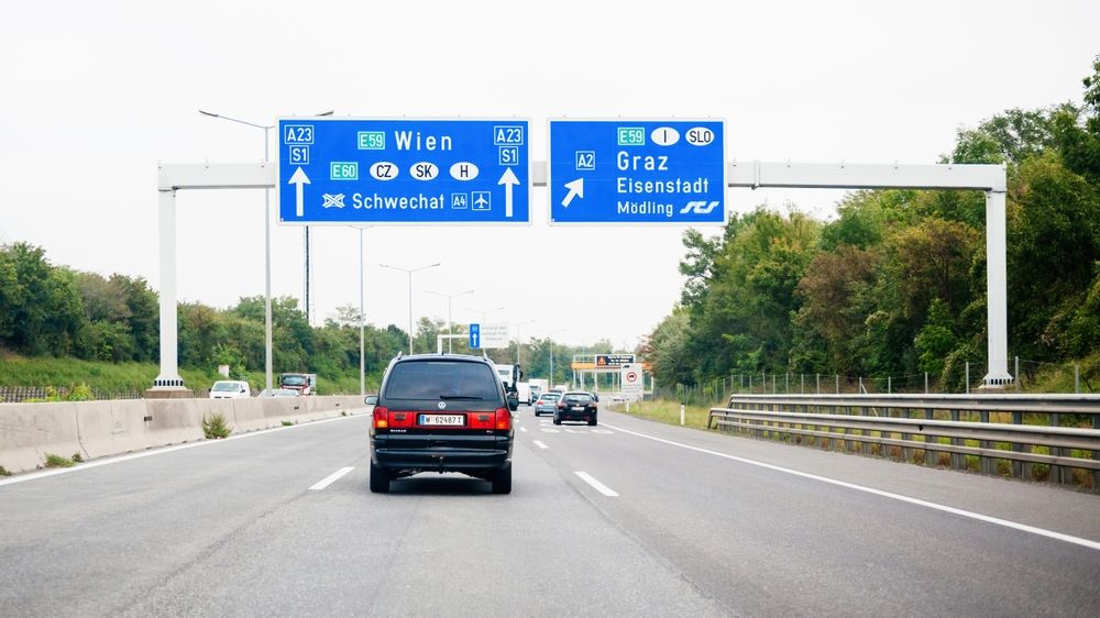 Un șofer român a intrat pe contrasens pe o autostradă din Austria și a provocat un accident grav. A ieșit pozitiv la drugtest