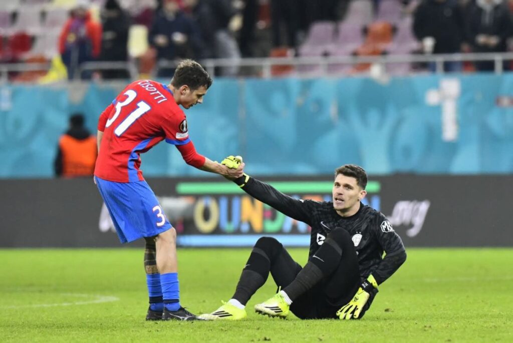 Ștefan Târnovanu se ia de ultrașii din Peluza Nord: „Banner la mișto” + Reacție după ce Becali l-a scos din poartă: „Domnul patron a venit la bază…”