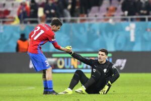 Ștefan Târnovanu se ia de ultrașii din Peluza Nord: „Banner la mișto” + Reacție după ce Becali l-a scos din poartă: „Domnul patron a venit la bază…”