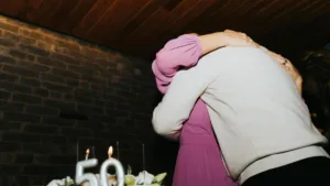 De ce o femeie trecută de 50 de ani ajunge să caute motive de gelozie, deși viața ei pare așezată și mintea ei se vede matură