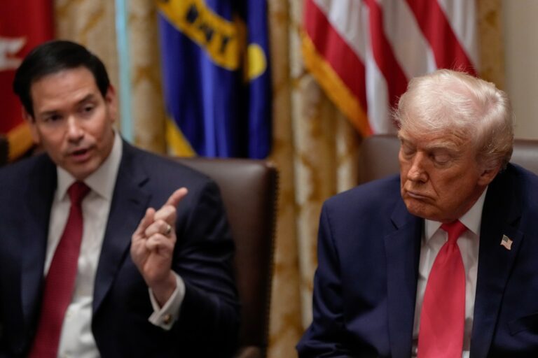 Trump spune că plictiseala, nu somnul, l-a făcut să închidă ochii în timpul ședinței de cabinet: „Voiam să ies naibii de aici”