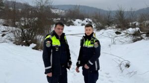 Caz dramatic în Hunedoara. Doi polițiști au salvat în ultima clipă viața unui bărbat care se spânzurase după ce a apelat 112