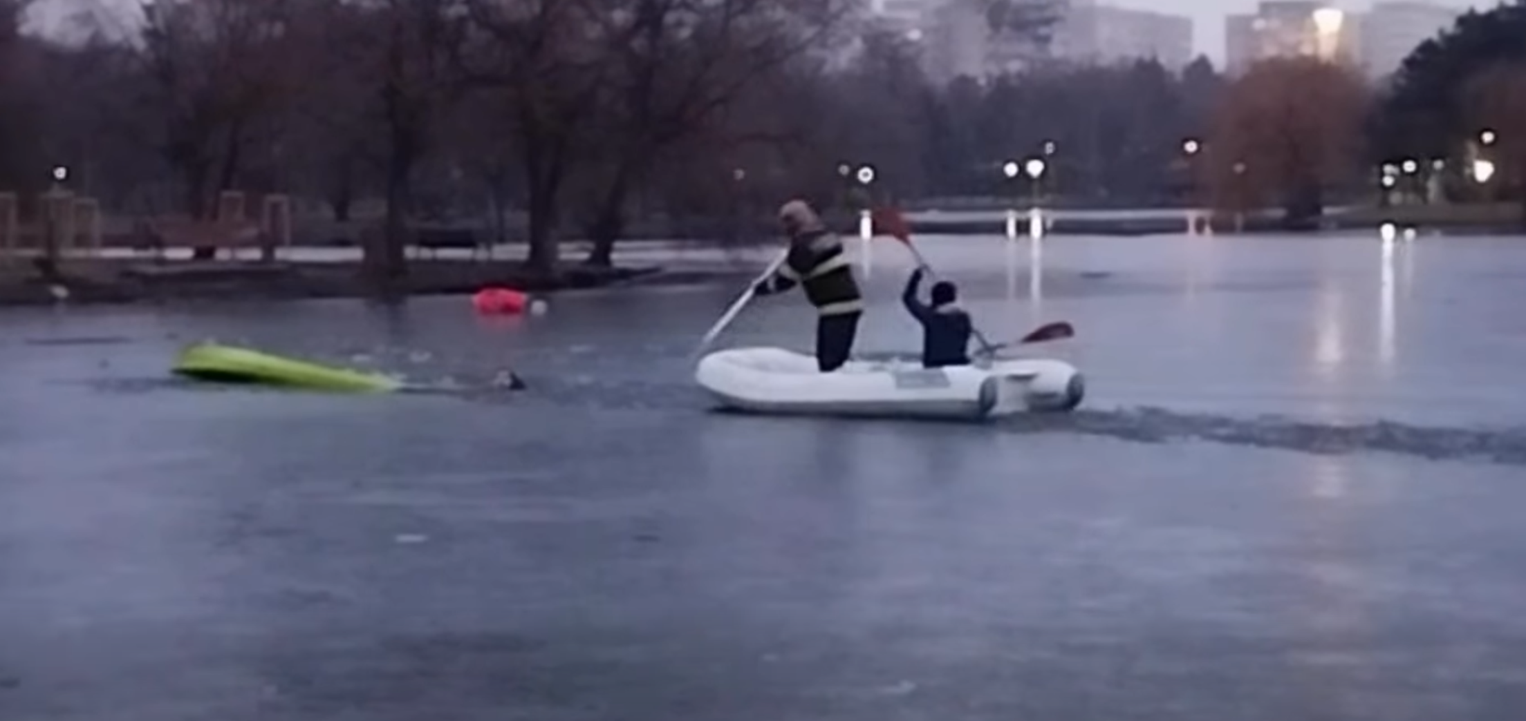 Pompierii din București au salvat un tânăr care a căzut într-un lac înghețat în timp ce încerca să scoată din apă un câine – VIDEO