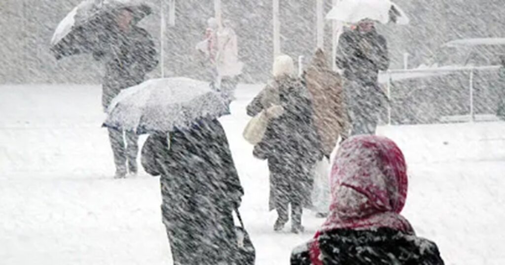 Avertizare din partea meteorologilor. Vreme geroasă şi ninsoare viscolită, până miercuri dimineaţa