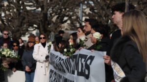 Marș al tăcerii în Elveția după tragedia din Crans-Montana. Sute de oameni cer „justiție și adevăr” pentru copiii morți. FOTO