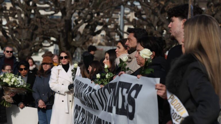 Marș al tăcerii în Elveția după tragedia din Crans-Montana. Sute de oameni cer „justiție și adevăr” pentru copiii morți. FOTO