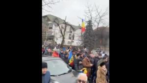Protest la Curtea de Argeș, oraș marcat de criza apei. George Simion, LIVE VIDEO. ”Să plece hoții, să vină patrioții”