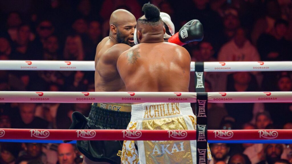 Un boxer și-a pierdut peruca în timpul meciului câștigat pe Madison Square Garden. A dat vina pe mama sa | VIDEO