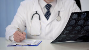 Ministrul Sănătăţii anunţă schimbarea codurilor de boală, după decizia privind neplata primei zile de concediu medical