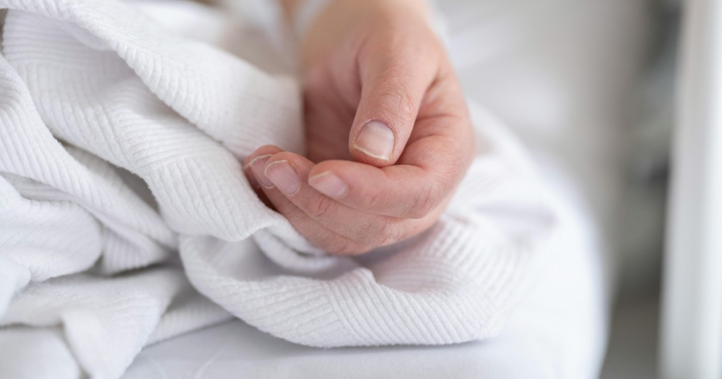 Pacienții cronici, afectați de neplata primei zile de concediu medical: „Nu e ca și cum m-aș duce la plajă, mă duc să fac un tratament la spital”