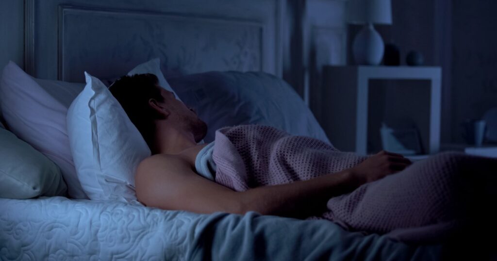 8 obiceiuri pe care trebuie să le eviți înainte de culcare. Cum îți sabotezi somnul fără să-ți dai seama