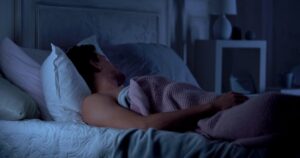 8 obiceiuri pe care trebuie să le eviți înainte de culcare. Cum îți sabotezi somnul fără să-ți dai seama