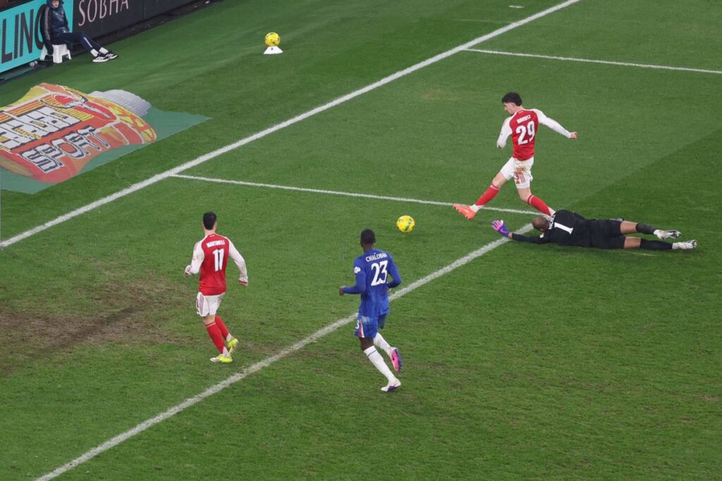 Arsenal a dat lovitura în minutul 90+7 contra lui Chelsea și s-a calificat în finala Cupei Ligii Angliei