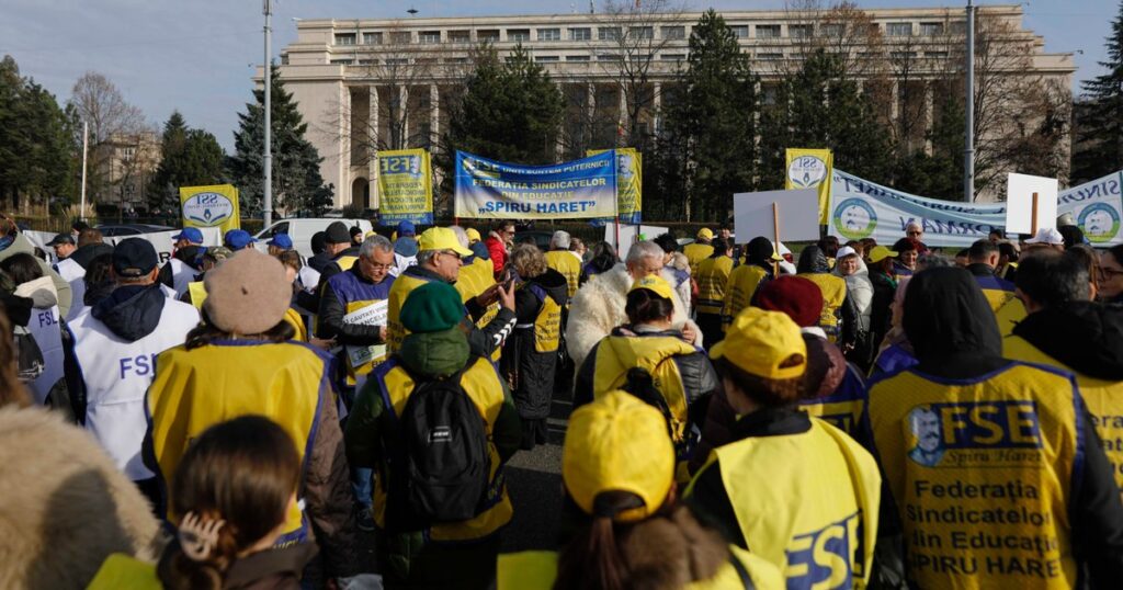 Sindicaliștii din Învățământ protestează în Piața Victoriei, nemulțumiți de măsurile luate de Guvern