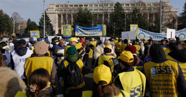 Sindicaliștii din Învățământ protestează în Piața Victoriei, nemulțumiți de măsurile luate de Guvern