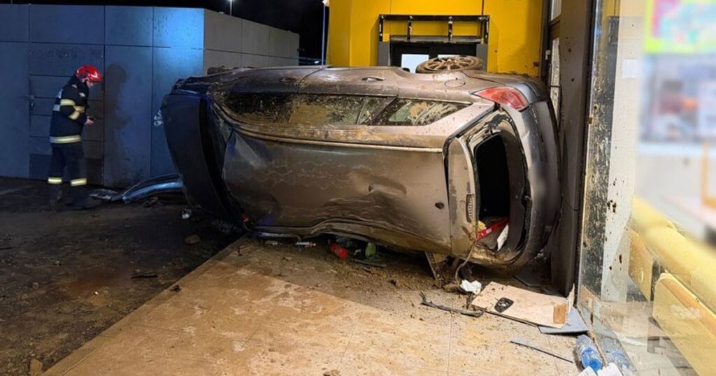 Șofer fără permis, reținut după ce a intrat cu mașina într-un magazin din Cluj