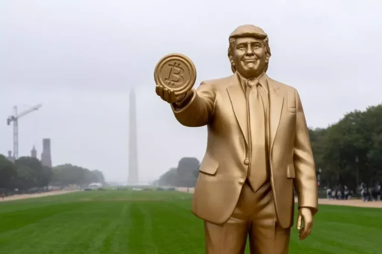 „Don Colossus” statuia aurită a lui Donald Trump, blocată din cauza unei datorii neachitate