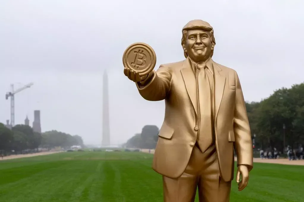 „Don Colossus” statuia aurită a lui Donald Trump, blocată din cauza unei datorii neachitate