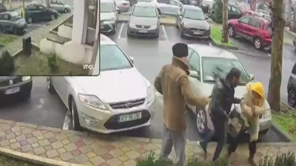 Doi bătrâni au fost jefuiți în plină zi în Cernavodă. Unul dintre atacatori, identificat de polițiști